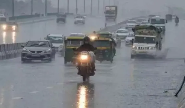 दिल्ली में बारिश से पारा गिरा, यातायात जाम से जूझे लोग